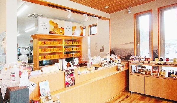 ばんどう太郎プロデュースの高級食パン専門店よう治の店内