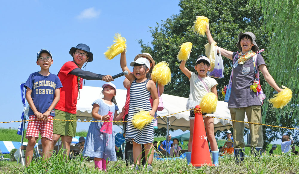 茨城県境町利根川いかだレース選手権inさかい：応援する観客